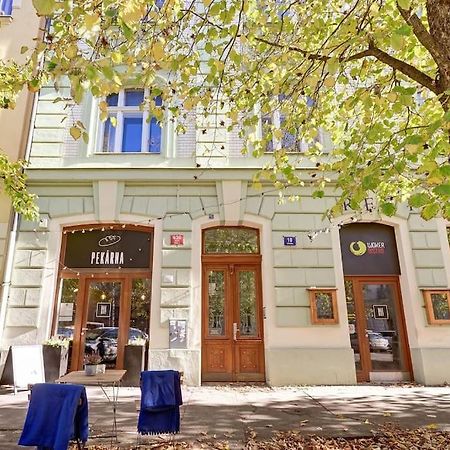 Velky 3-Loznicovy Byt Praha 8 Karlinアパートメント エクステリア 写真